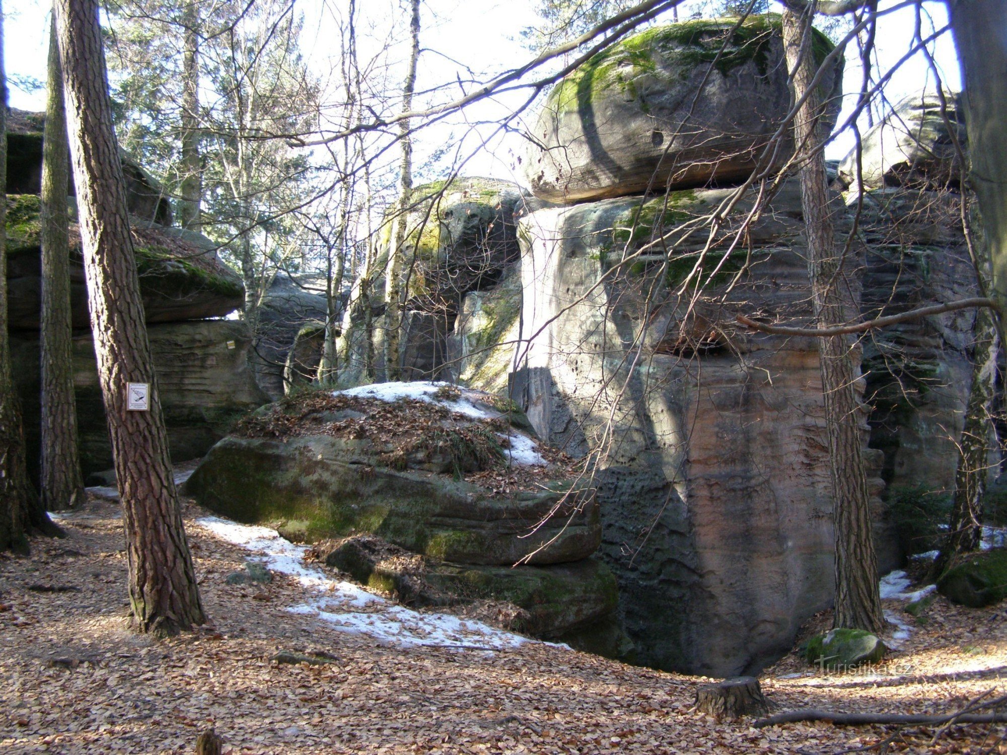 Sisäänkäynti kalliolabyrintiin lähellä Lord's Fieldiä