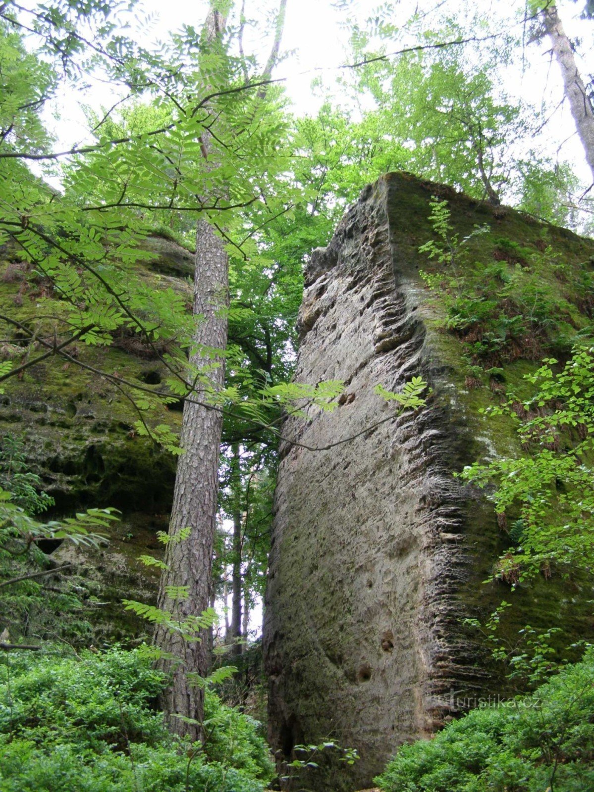 entrée du château rocheux depuis le village de Podháj