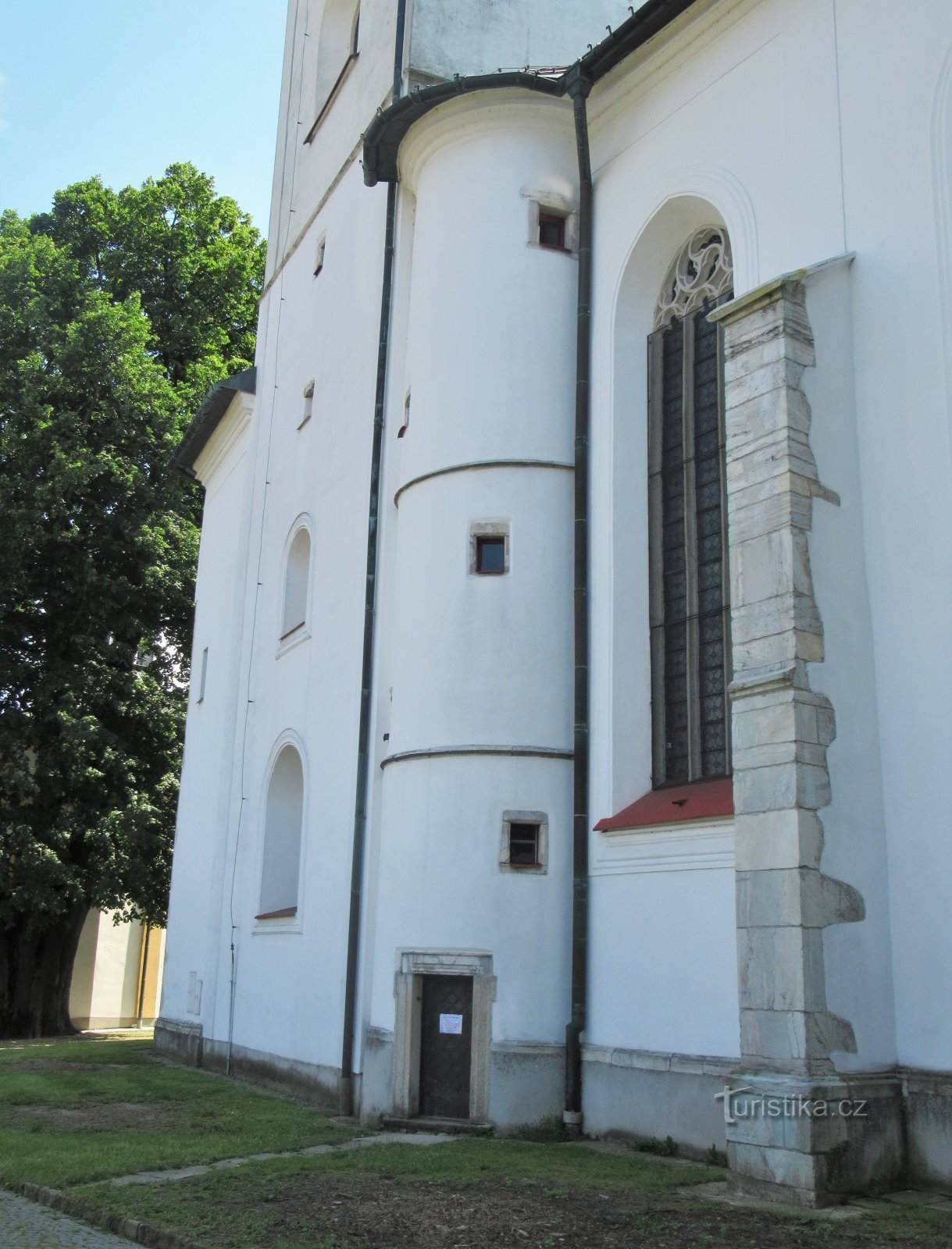Intrarea în turnul bisericii