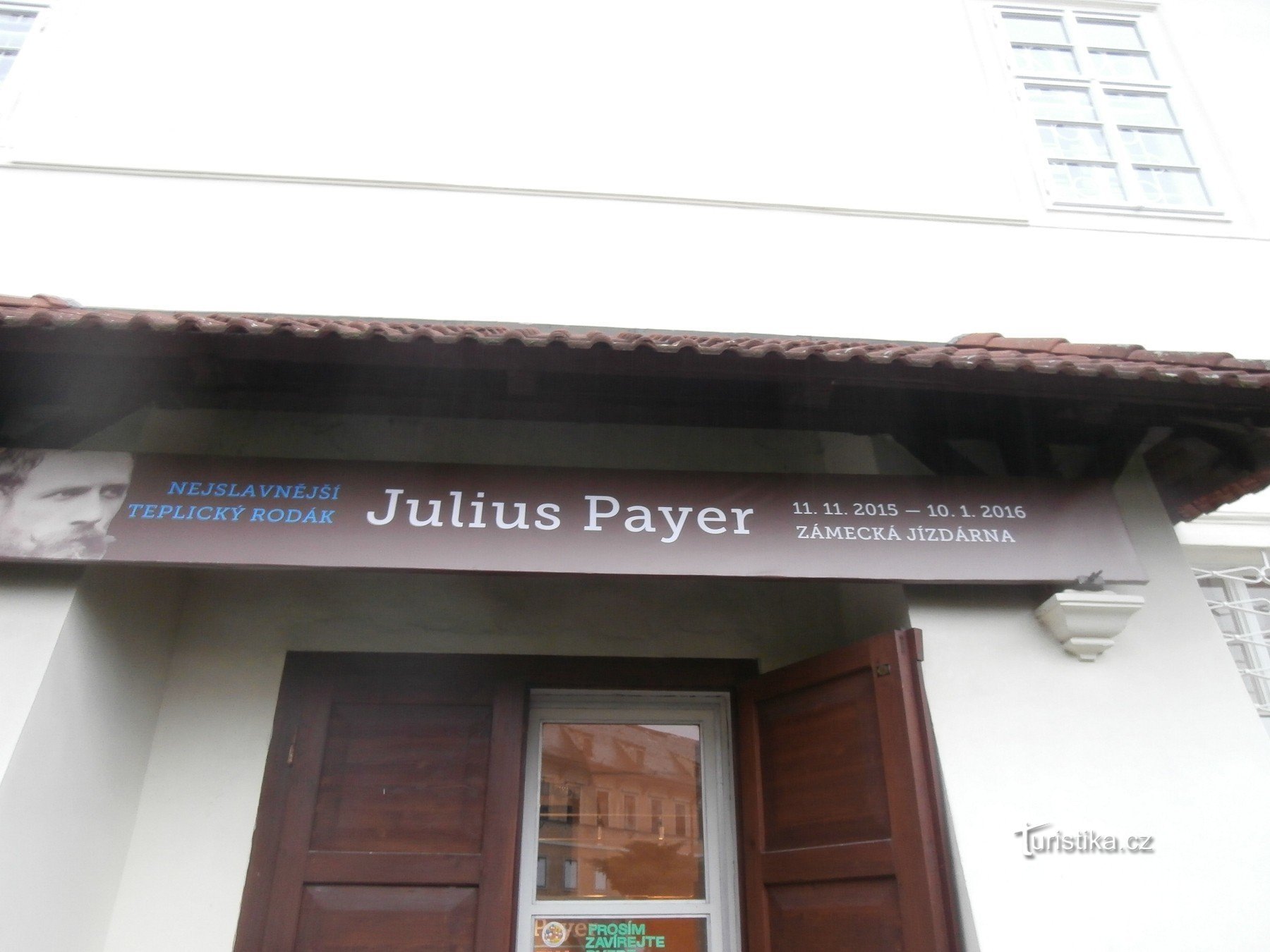 Entrada para o salão de equitação do castelo...