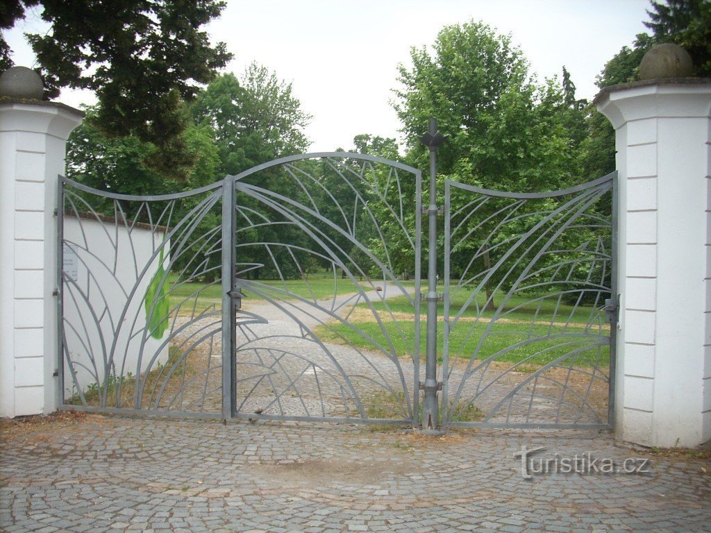 intrarea în parcul castelului