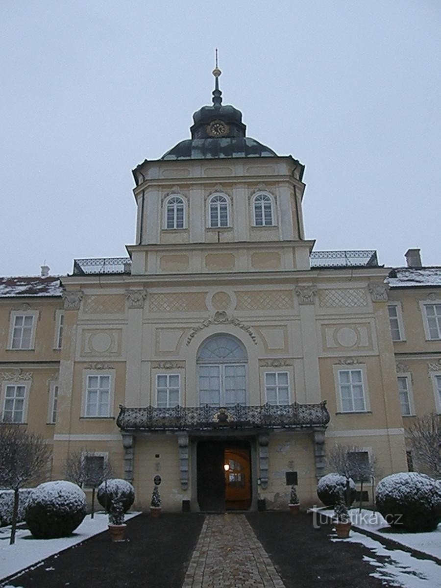 A kastély bejáratát már módosították
