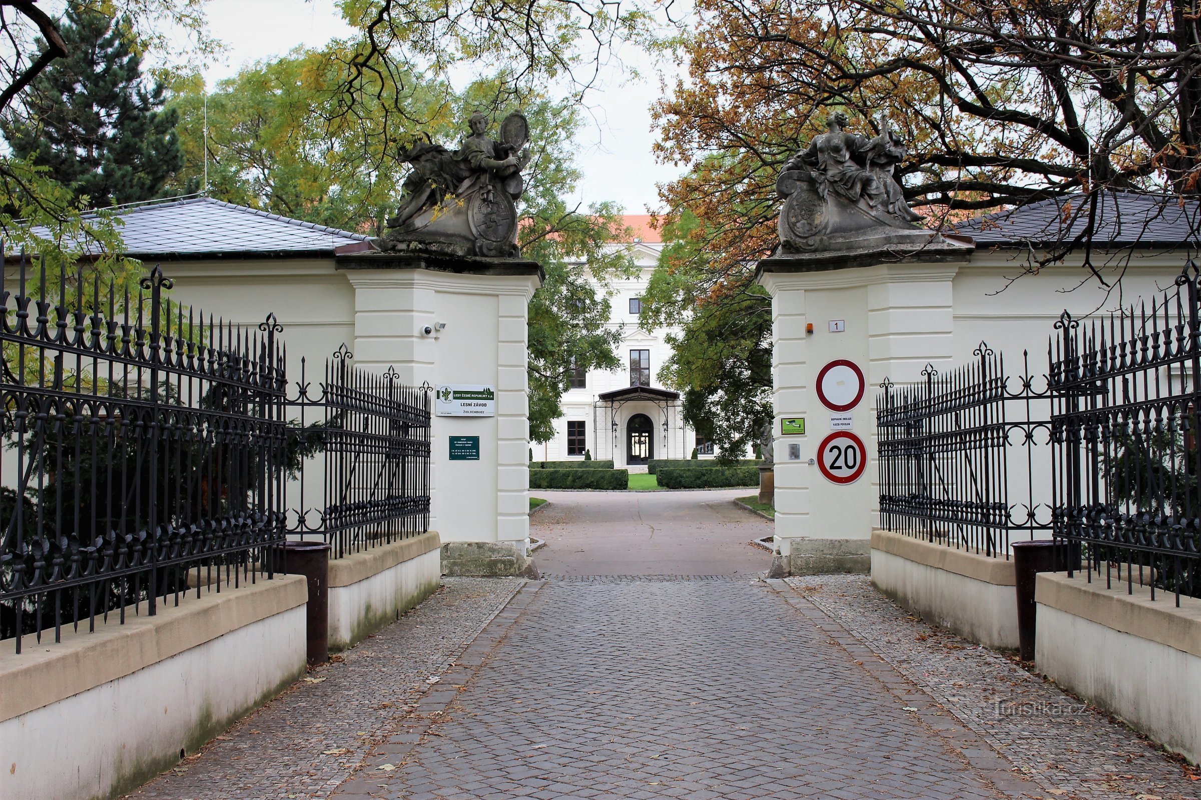 De ingang van het kasteel Židlochovice bevindt zich bij het busstation