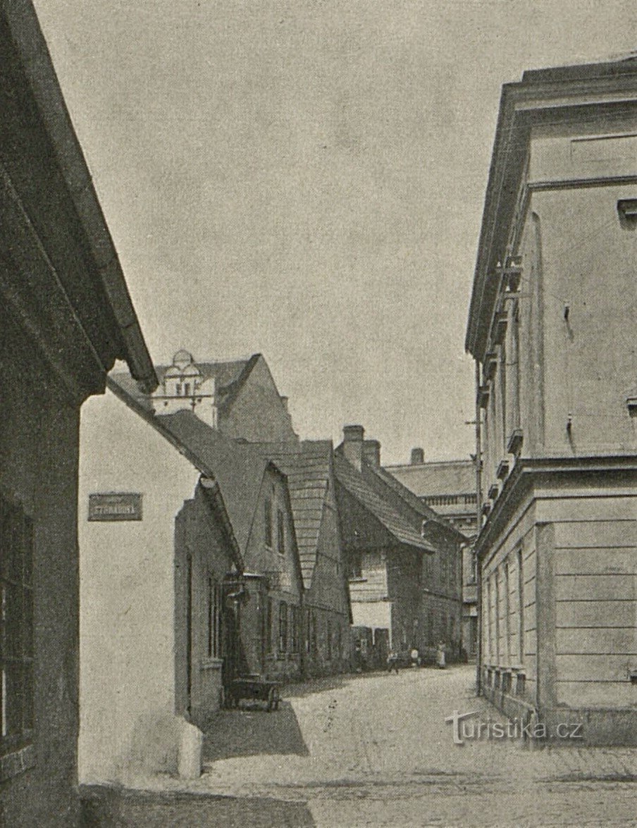 Toegang tot de Židovská-straat in Náchod vóór 1910