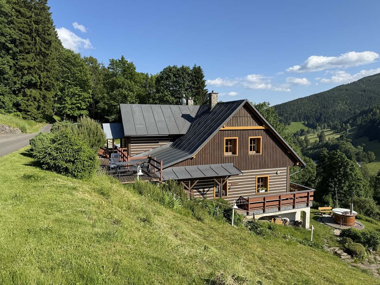 vstup, horní terasa s přístupem k posezení