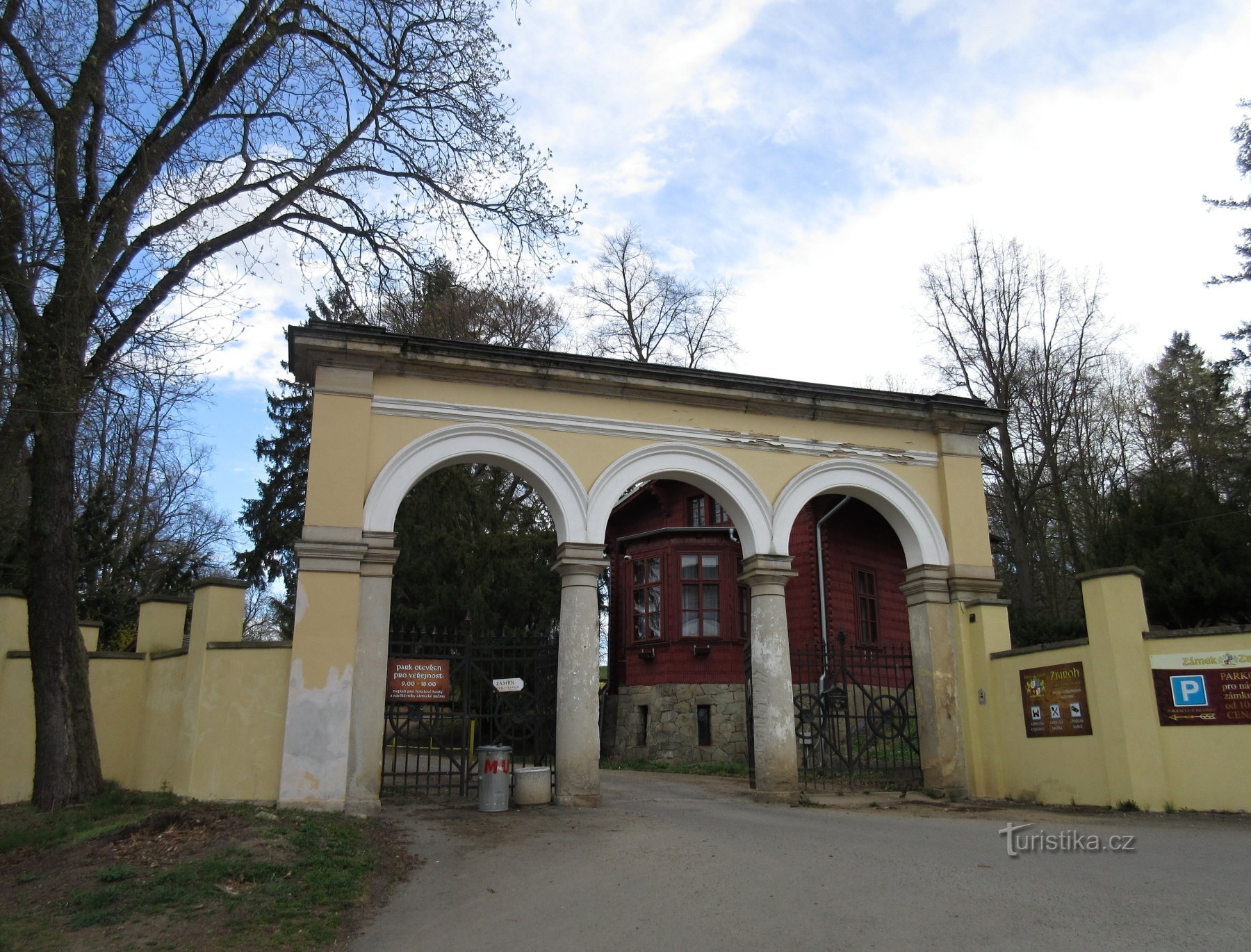 Entrée et entrée du parc du château