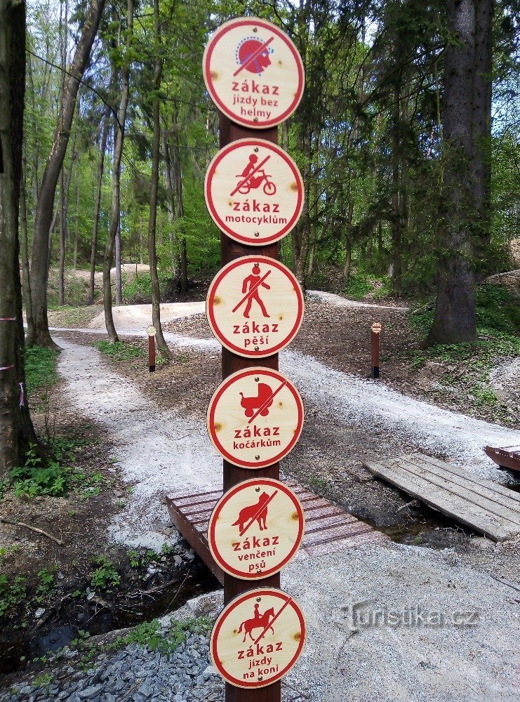 a entrada para a trilha é principalmente proibida