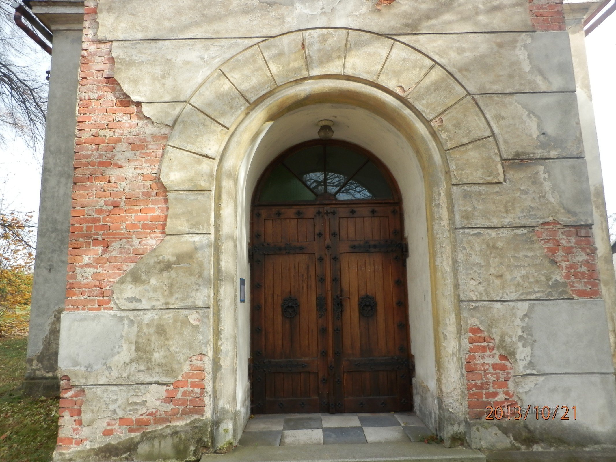 entrada de la iglesia