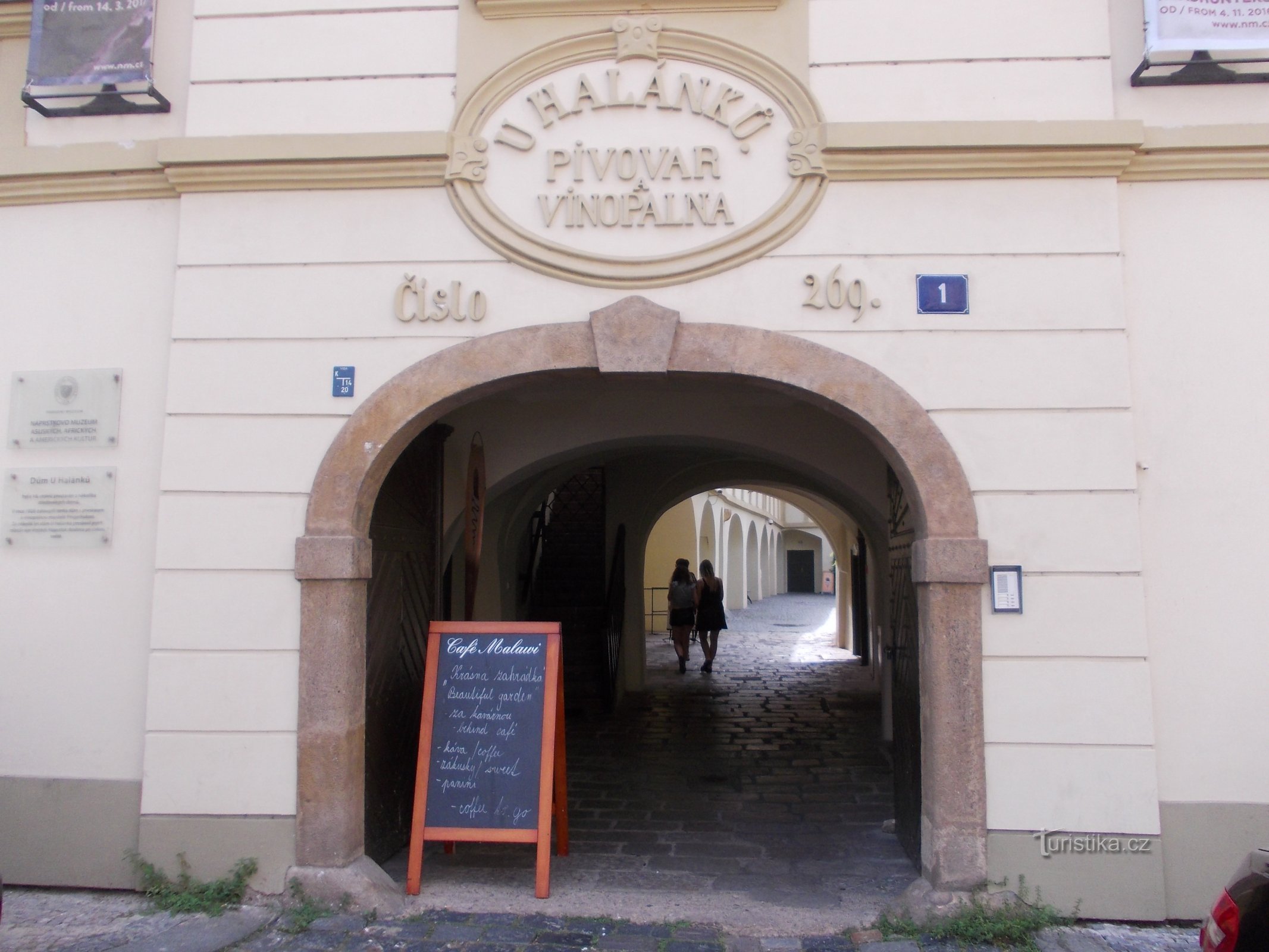 entrada para o pátio da casa perto de Halánky