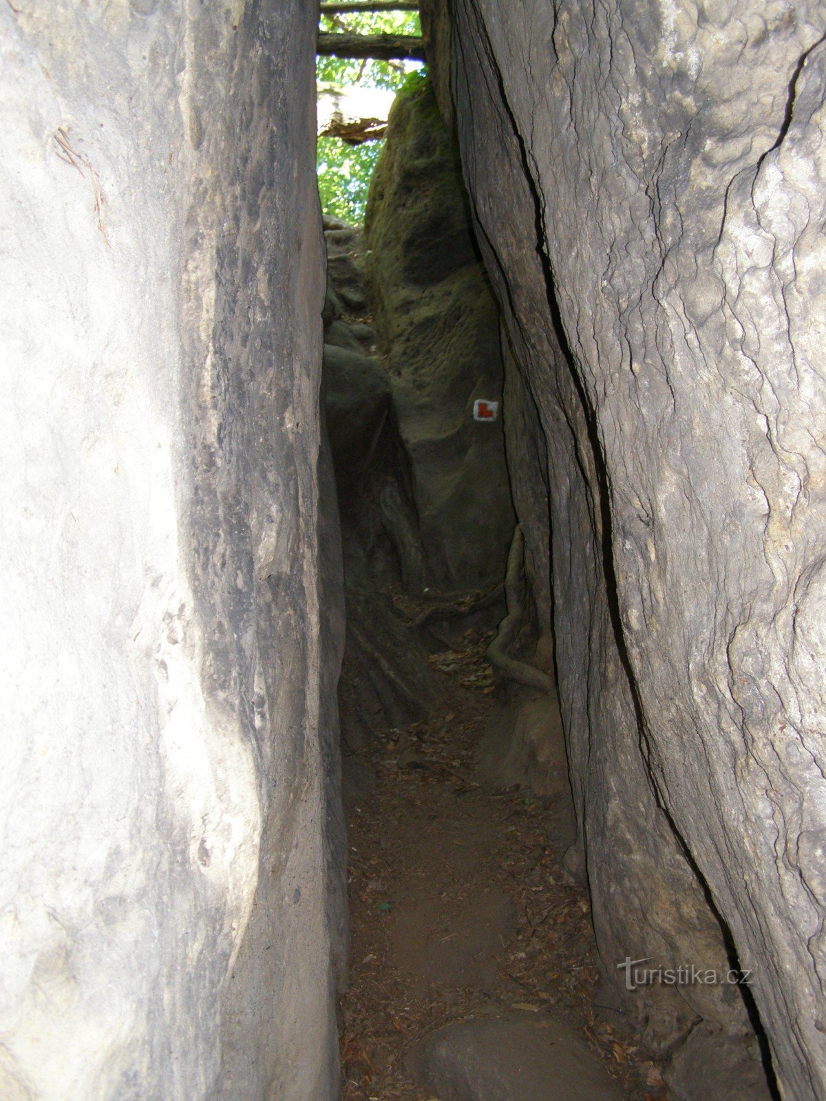 είσοδος στο βράχο κάστρο Pustý zámek