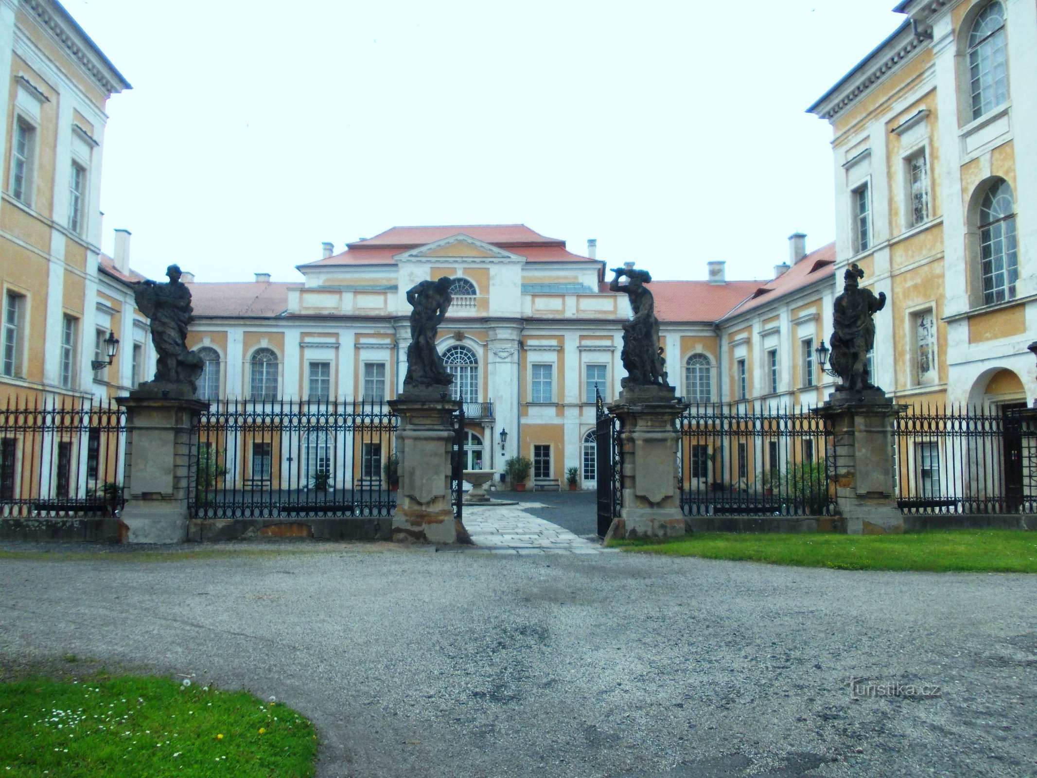 Eingang zum Schloss mit 4 Statuen von Minerva, Mars und zweimal Herkules von Meister Braun
