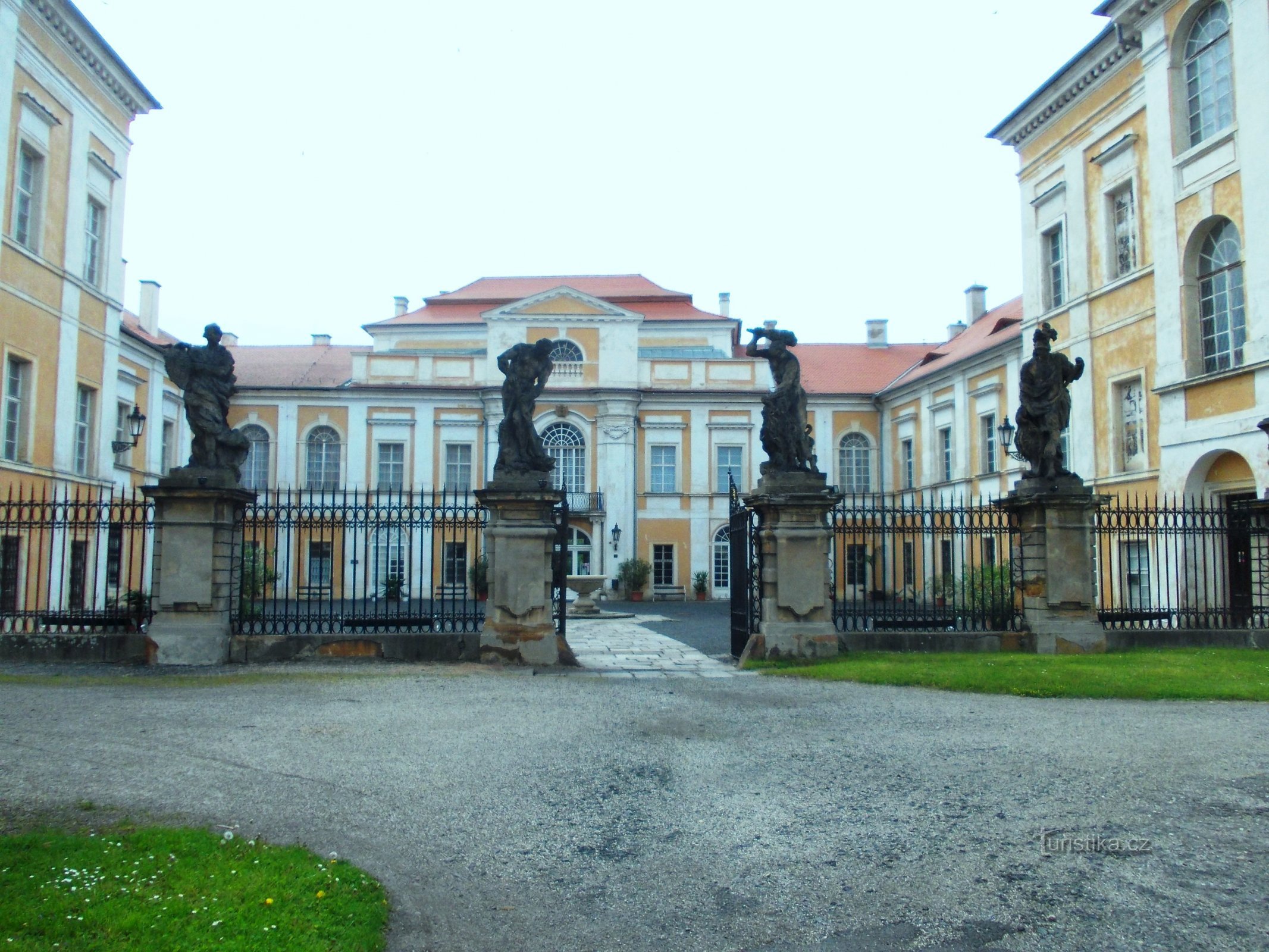 entrada al castillo con 4 estatuas de Minerva, Marte y dos veces Hércules del maestro Braun