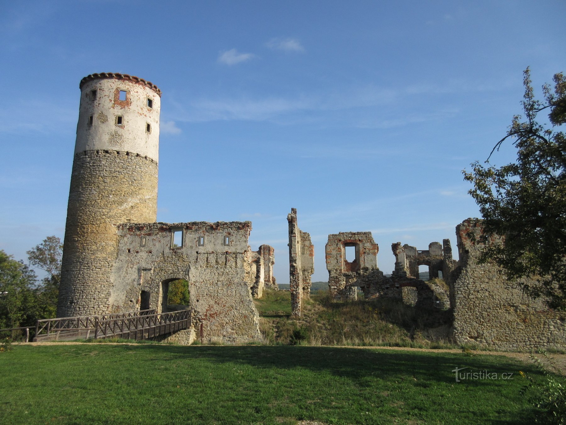 Wejście do ruin i wieża widokowa