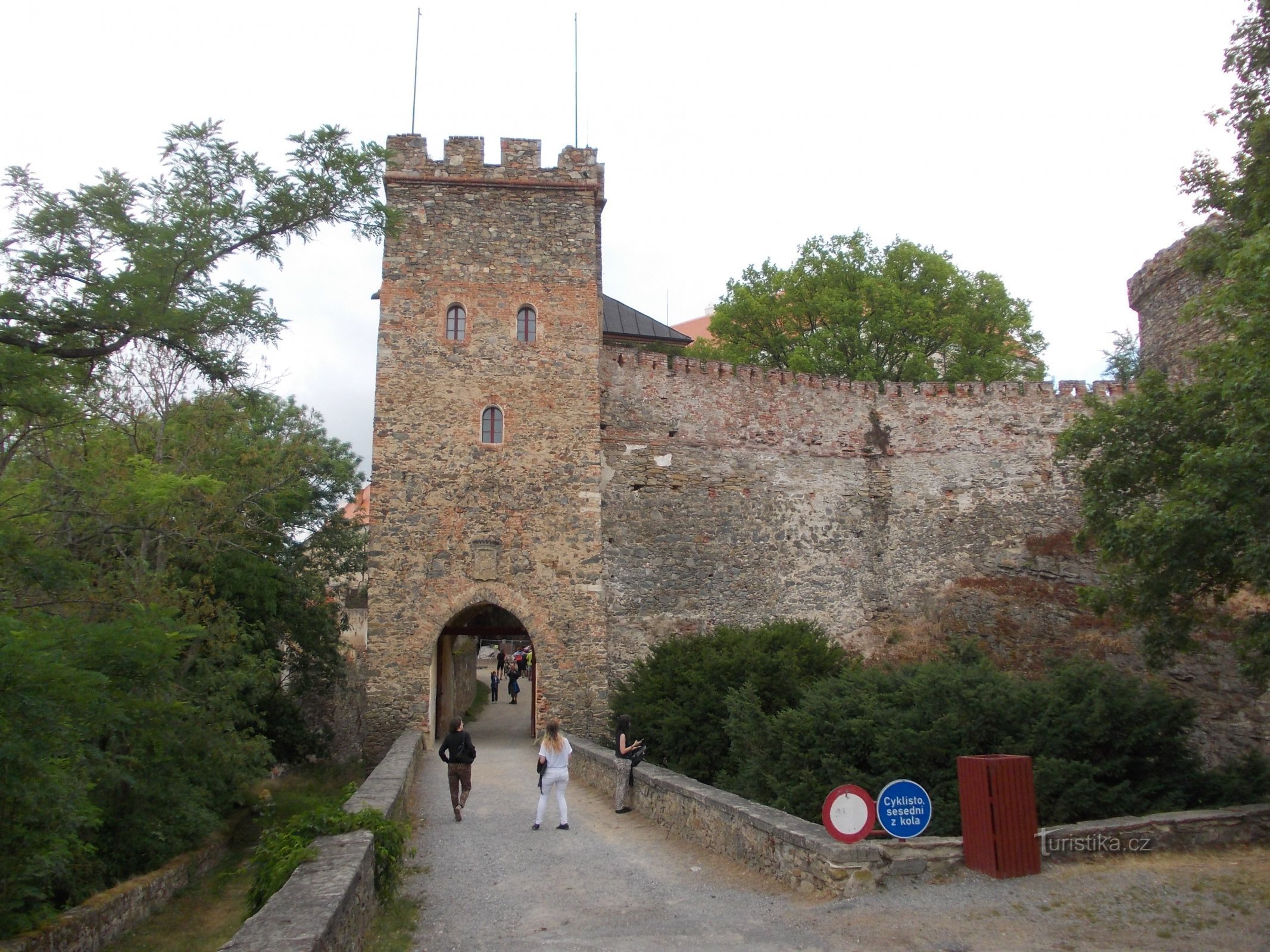 puerta de entrada a los terrenos del castillo