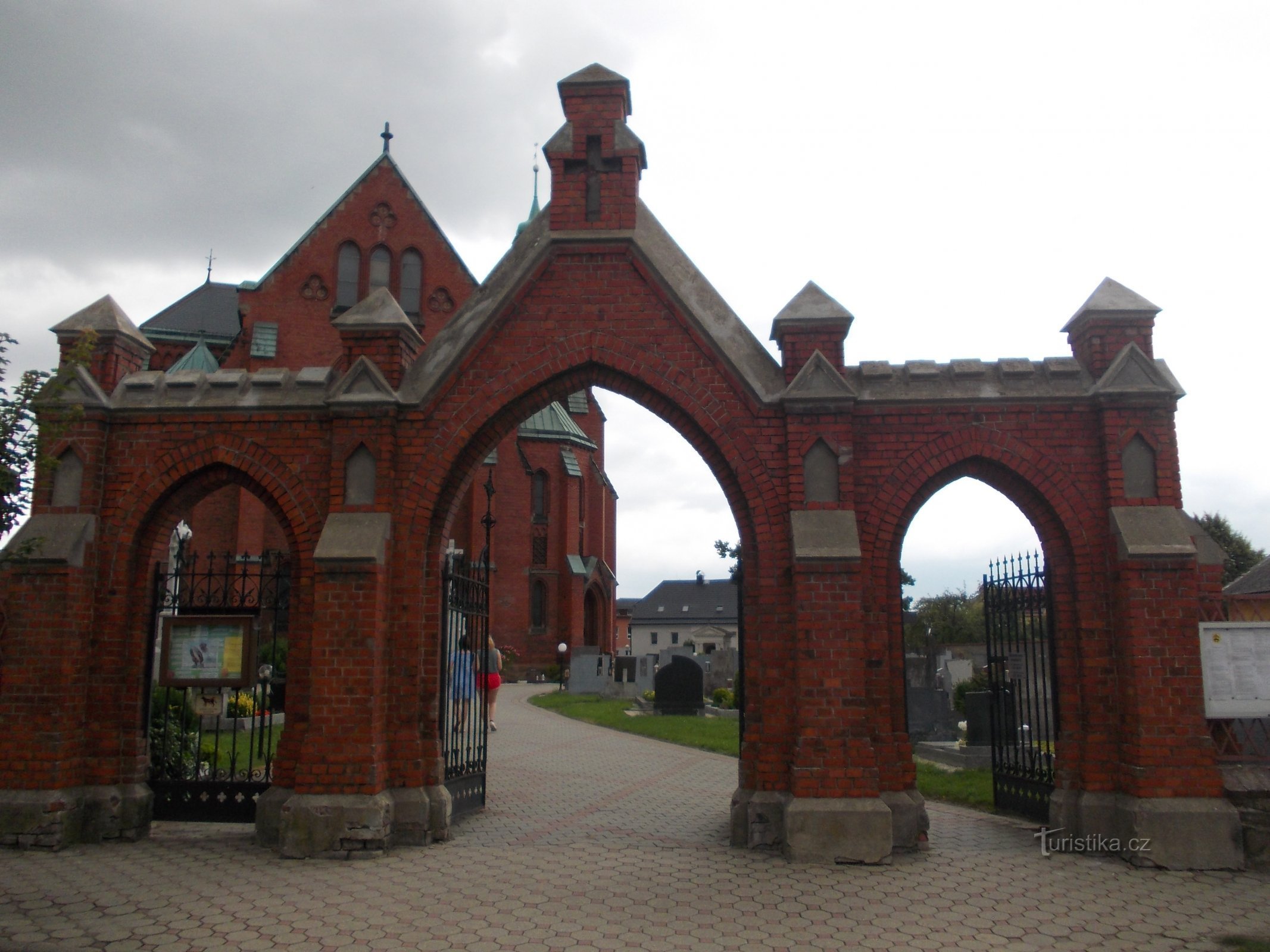 toegangspoort tot de kerk en het kerkhof