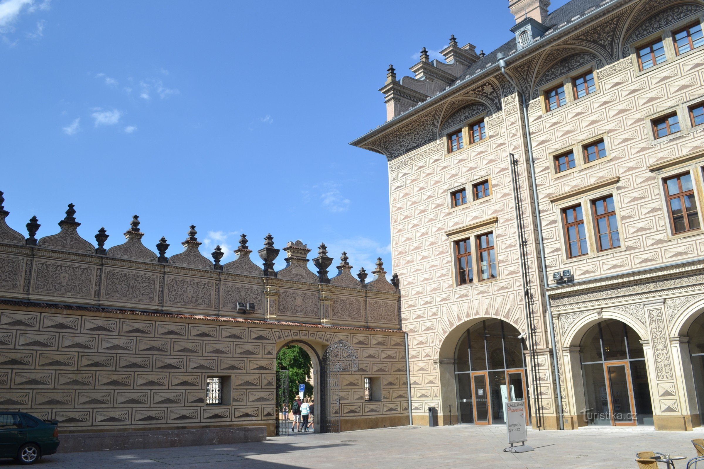 porte d'entrée de la cour