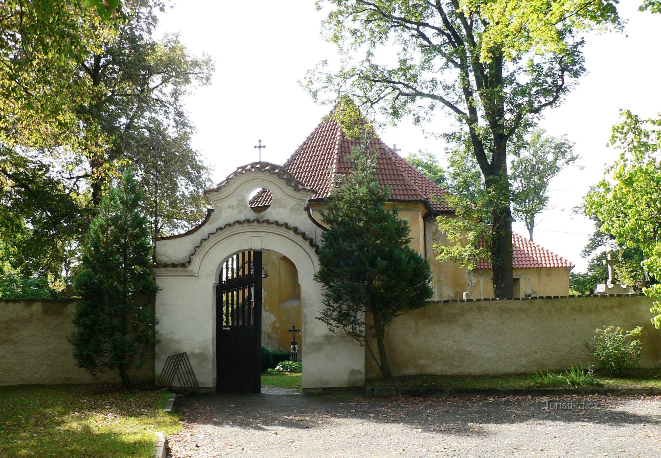 barokk bejárati kapu a temetőbe