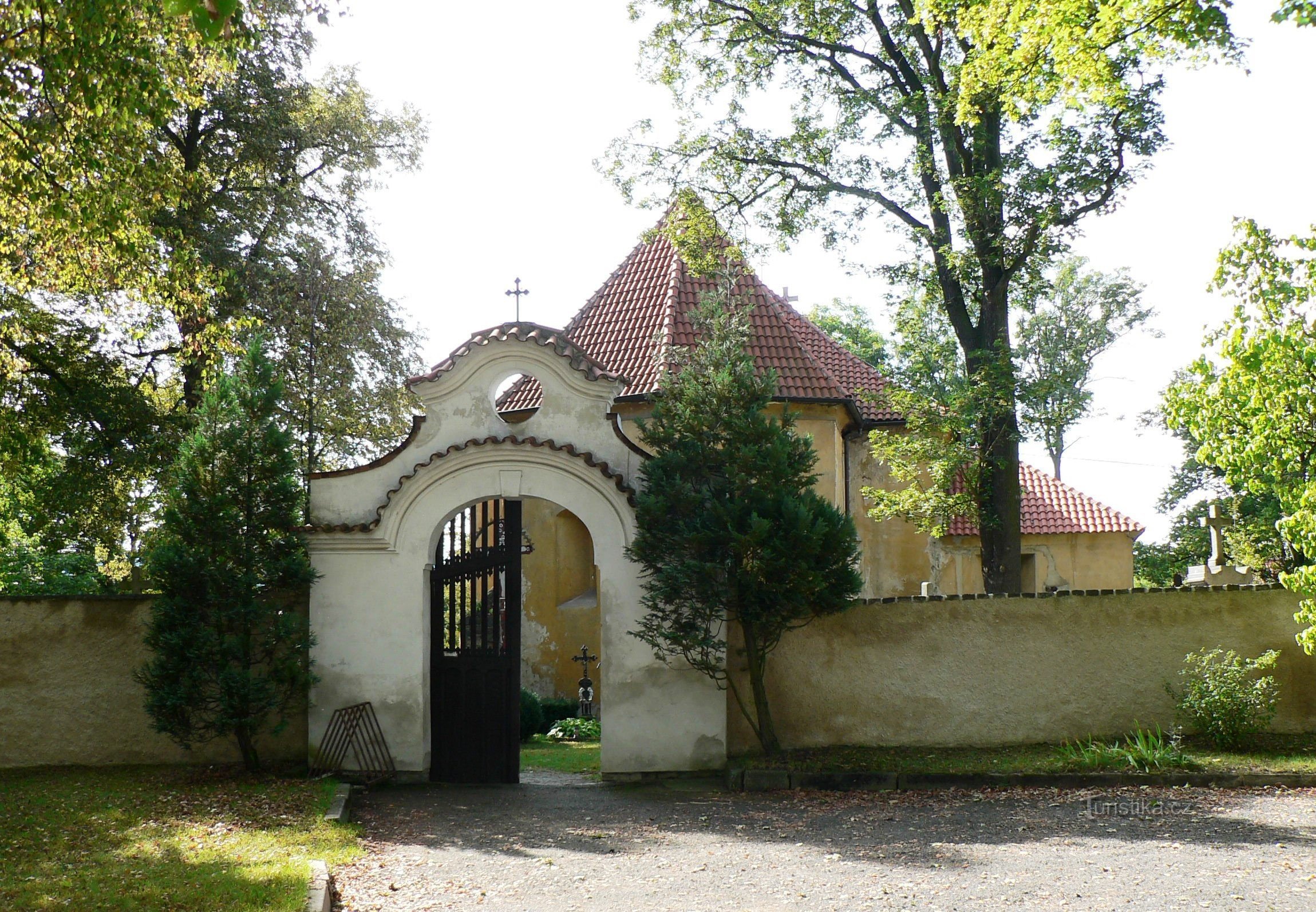 poarta baroc de intrare in cimitir