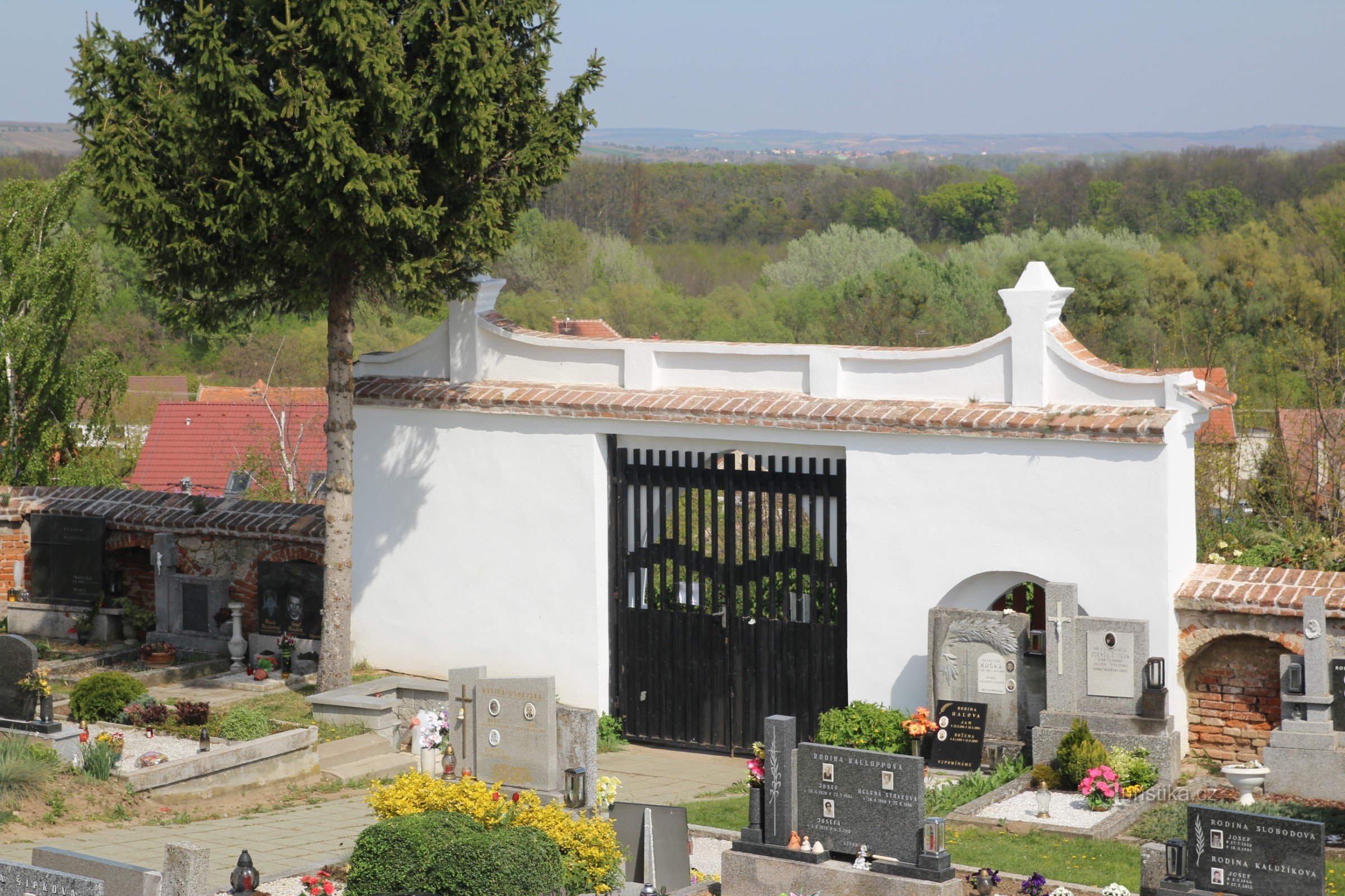 Cổng vào và tường nghĩa trang từ phía trong