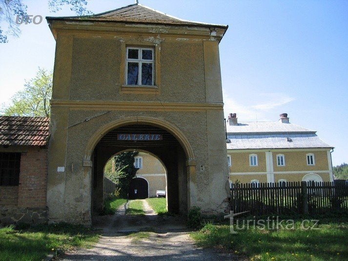 brama wjazdowa i zamek myśliwski