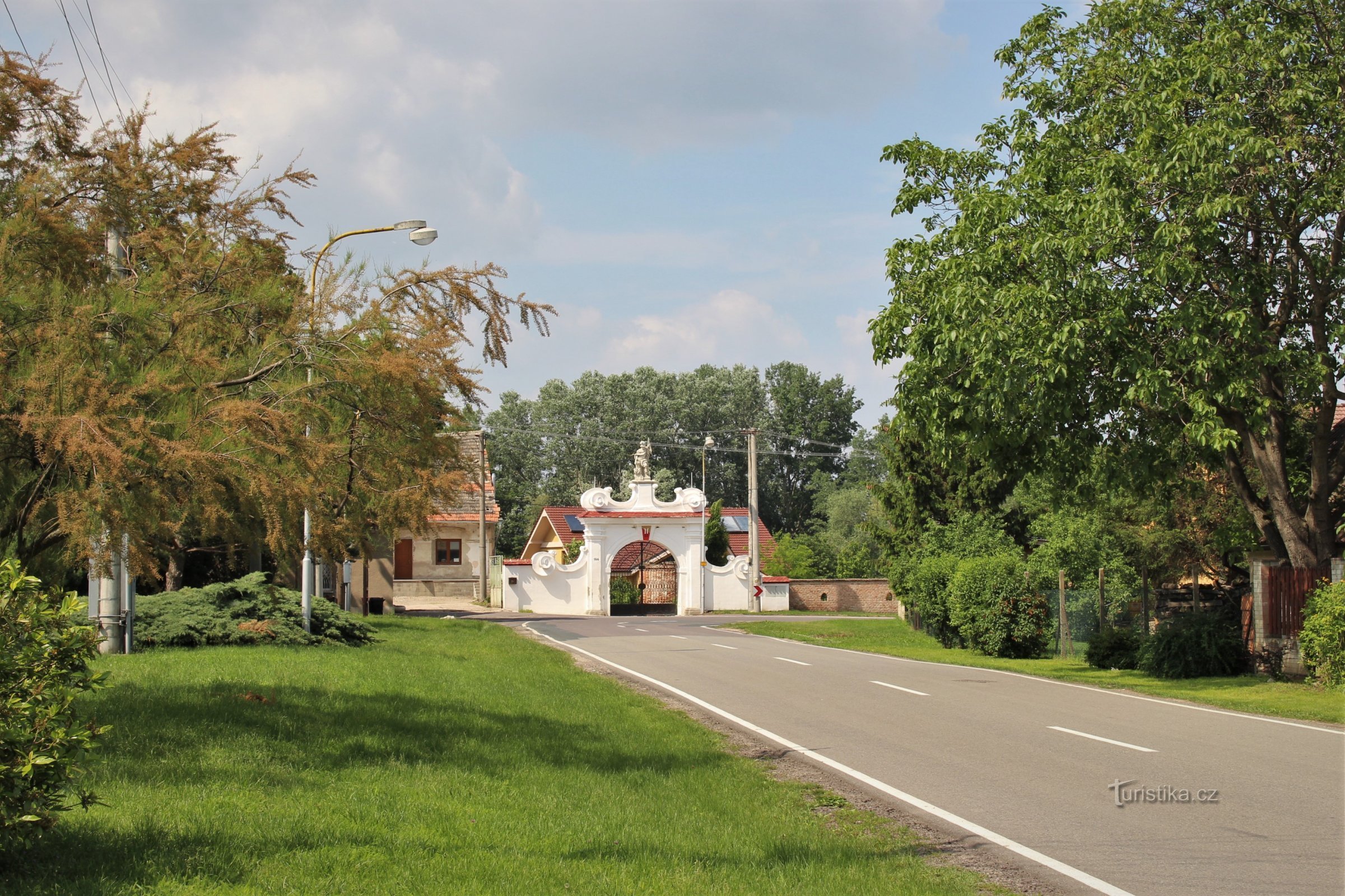 Portão de entrada para a área do moinho da estrada de Horní Věstony