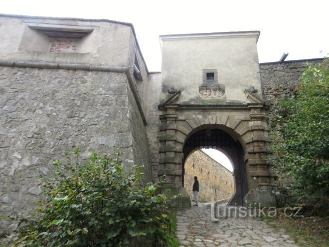 Cancello d'ingresso al castello