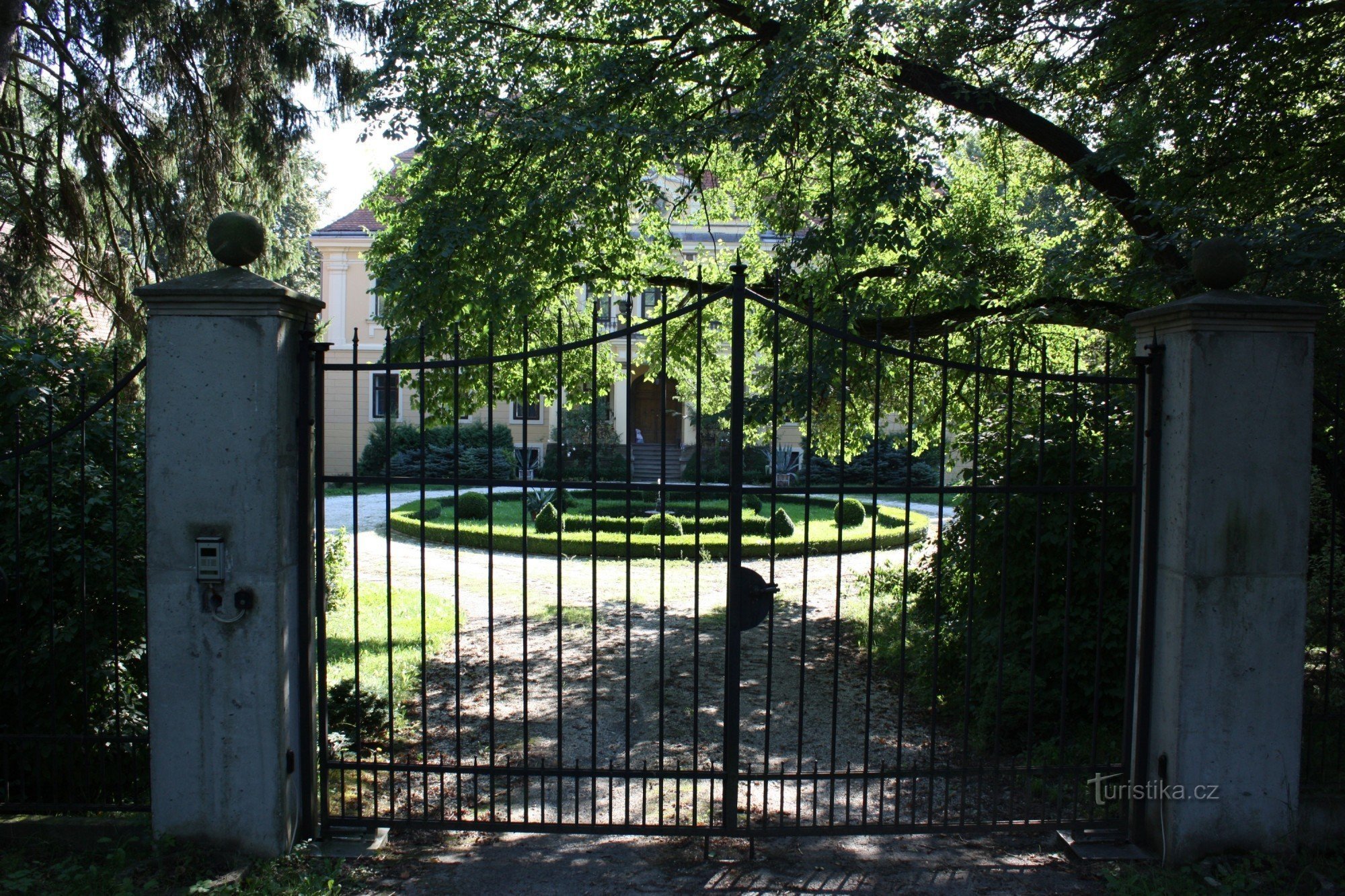 Porte d'entrée du complexe du château à Hoštice près de Litenčice