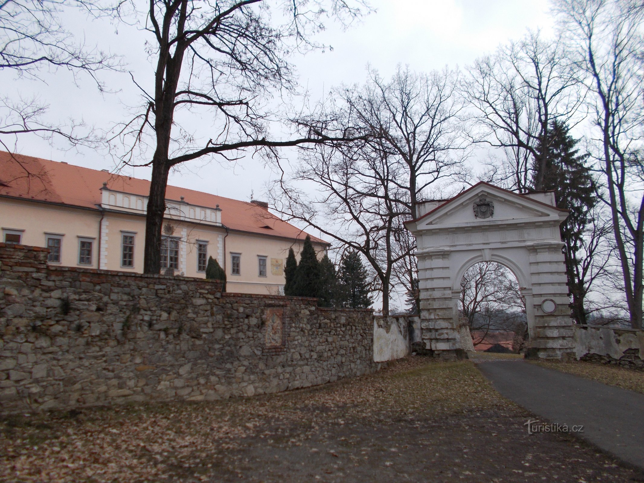 A kastély bejárati kapuja