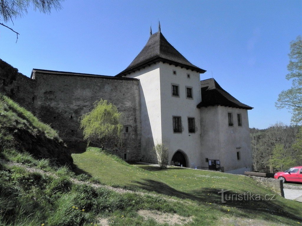 A kastély bejárati kapuja