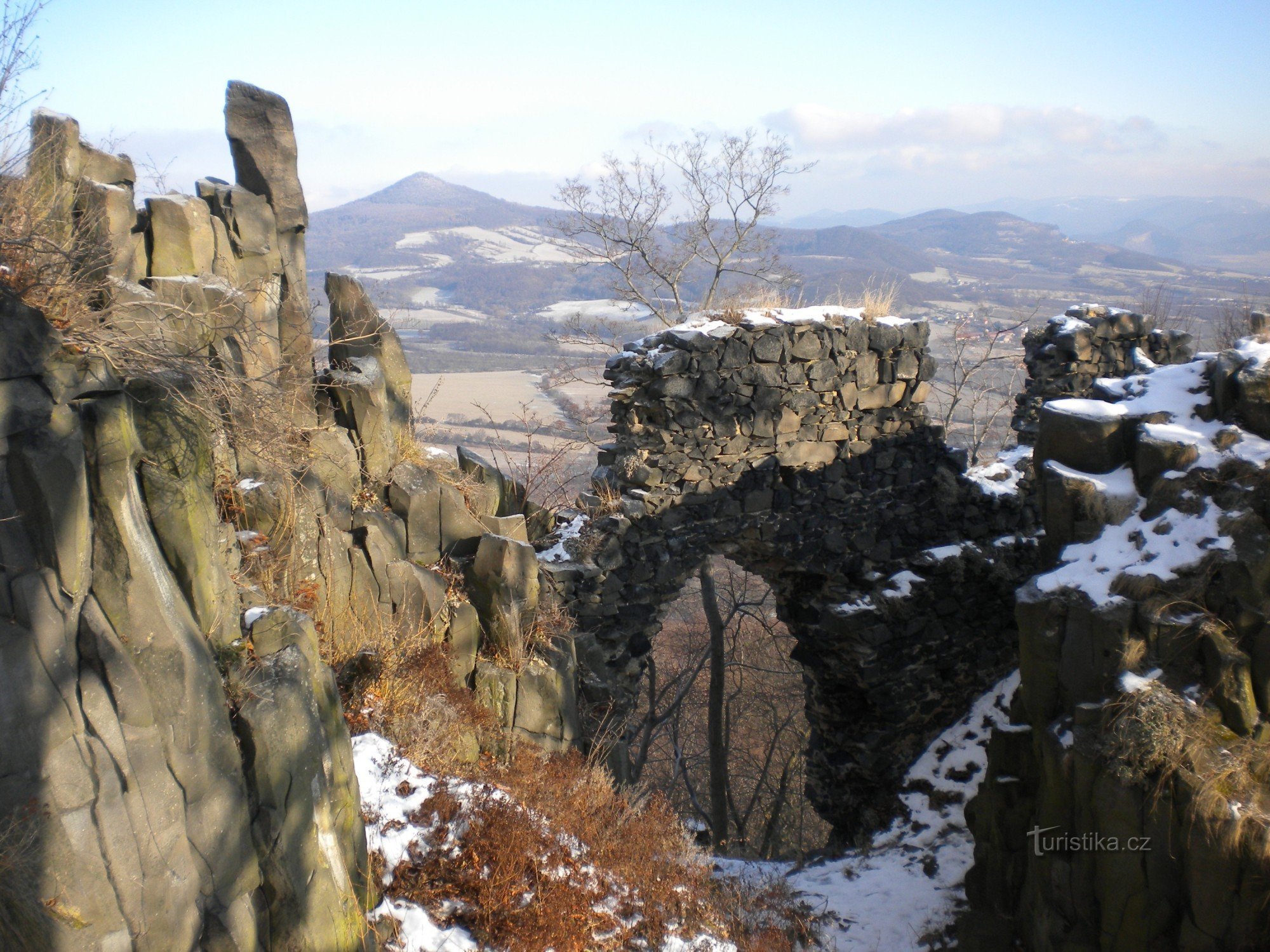 Puerta de entrada del castillo de Ostrý.