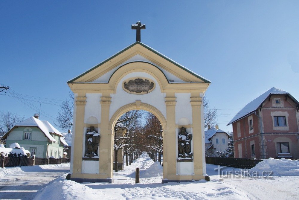 puerta de entrada a la ruta de peregrinación al monasterio