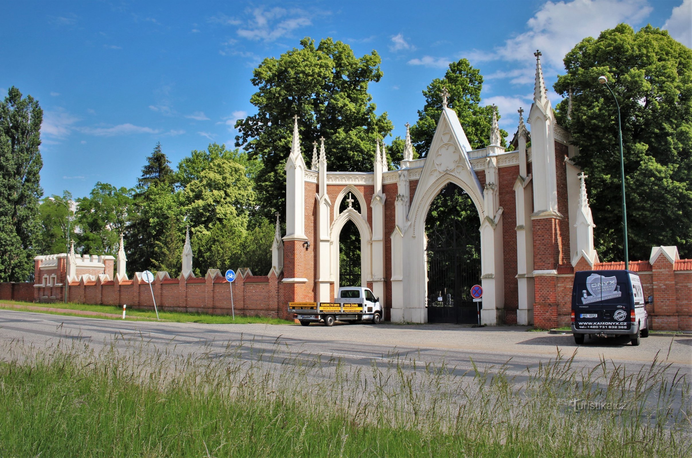 Indgangsport til kirkegården med mur