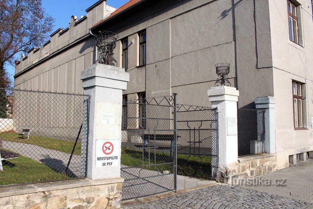 Il cancello d'ingresso del parco e il muro della sala di preghiera