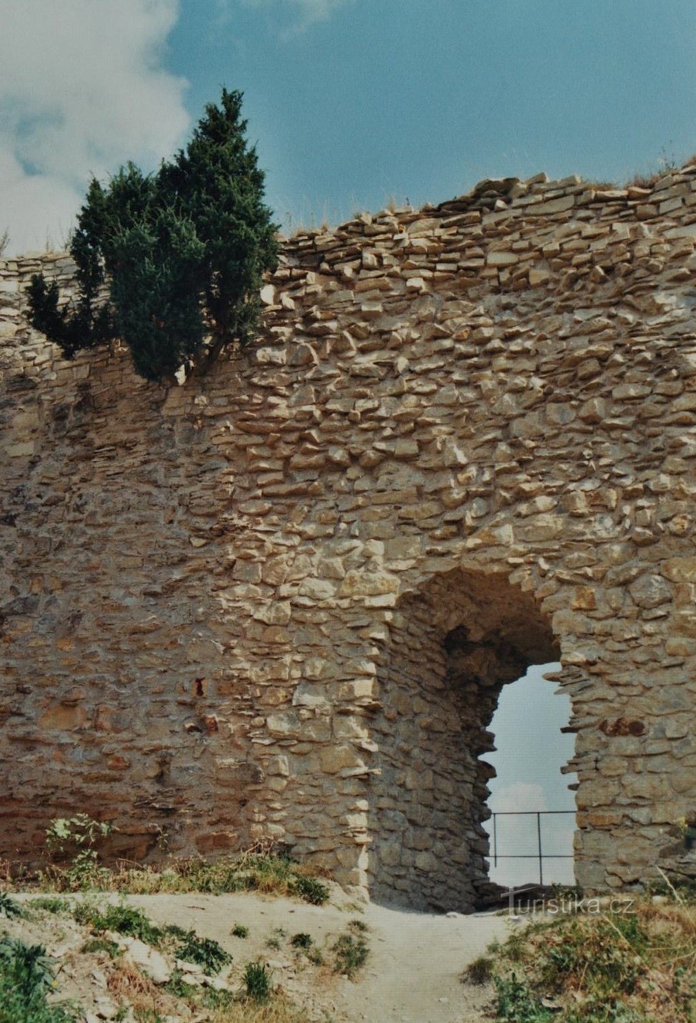 toegangspoort in het NO van de kozijnmuur