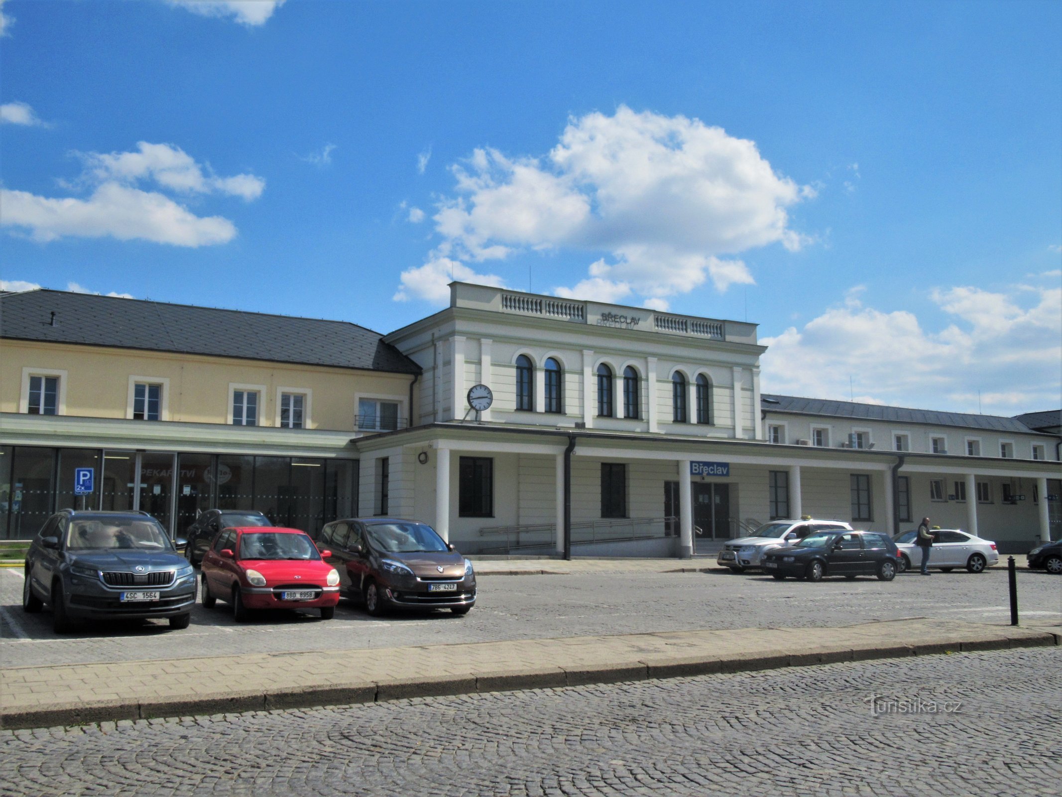 Parte da entrada do edifício da estação após a reconstrução