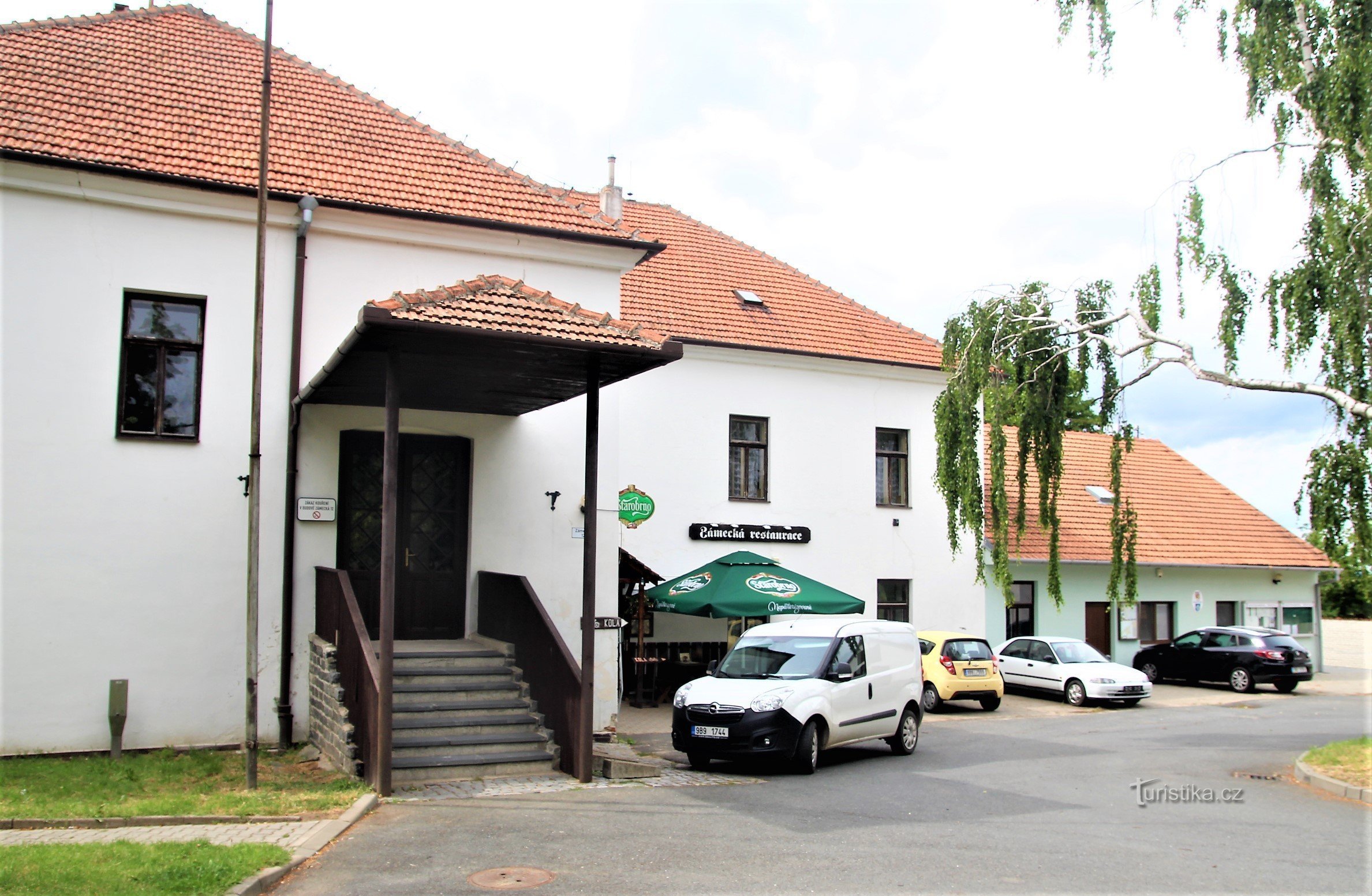 Área de entrada com restaurante e escritório municipal