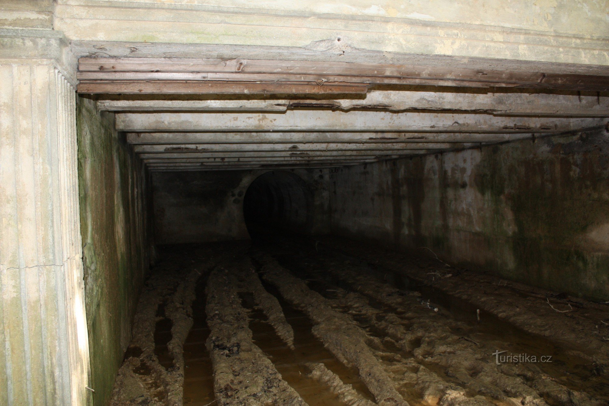 Partea de intrare a tunelului feroviar cu ecartament îngust