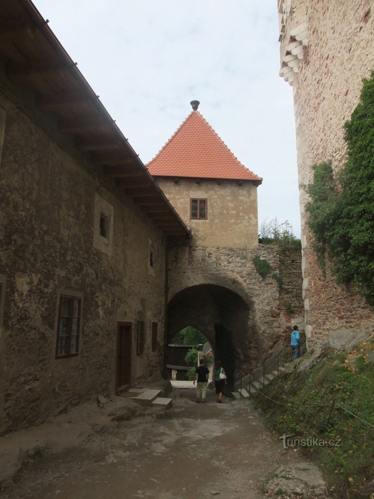 Drum de intrare în castel