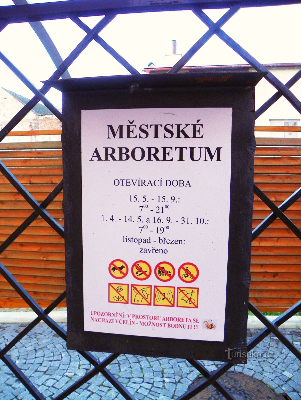 Informacje o wejściu do arboretum