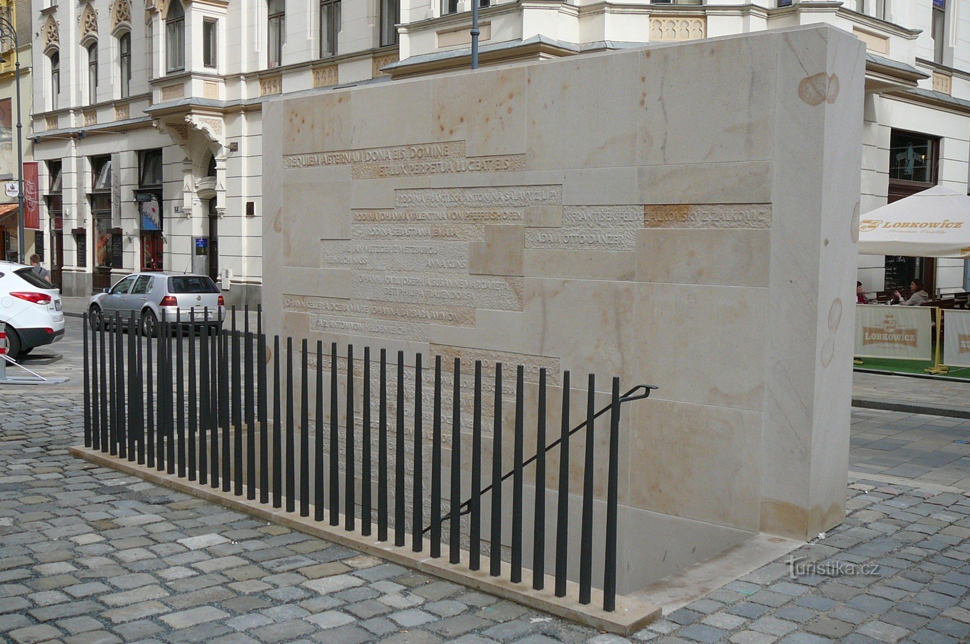 Mur de pierre d'entrée avec un escalier et des noms dans l'ossuaire des familles enterrées de Brno