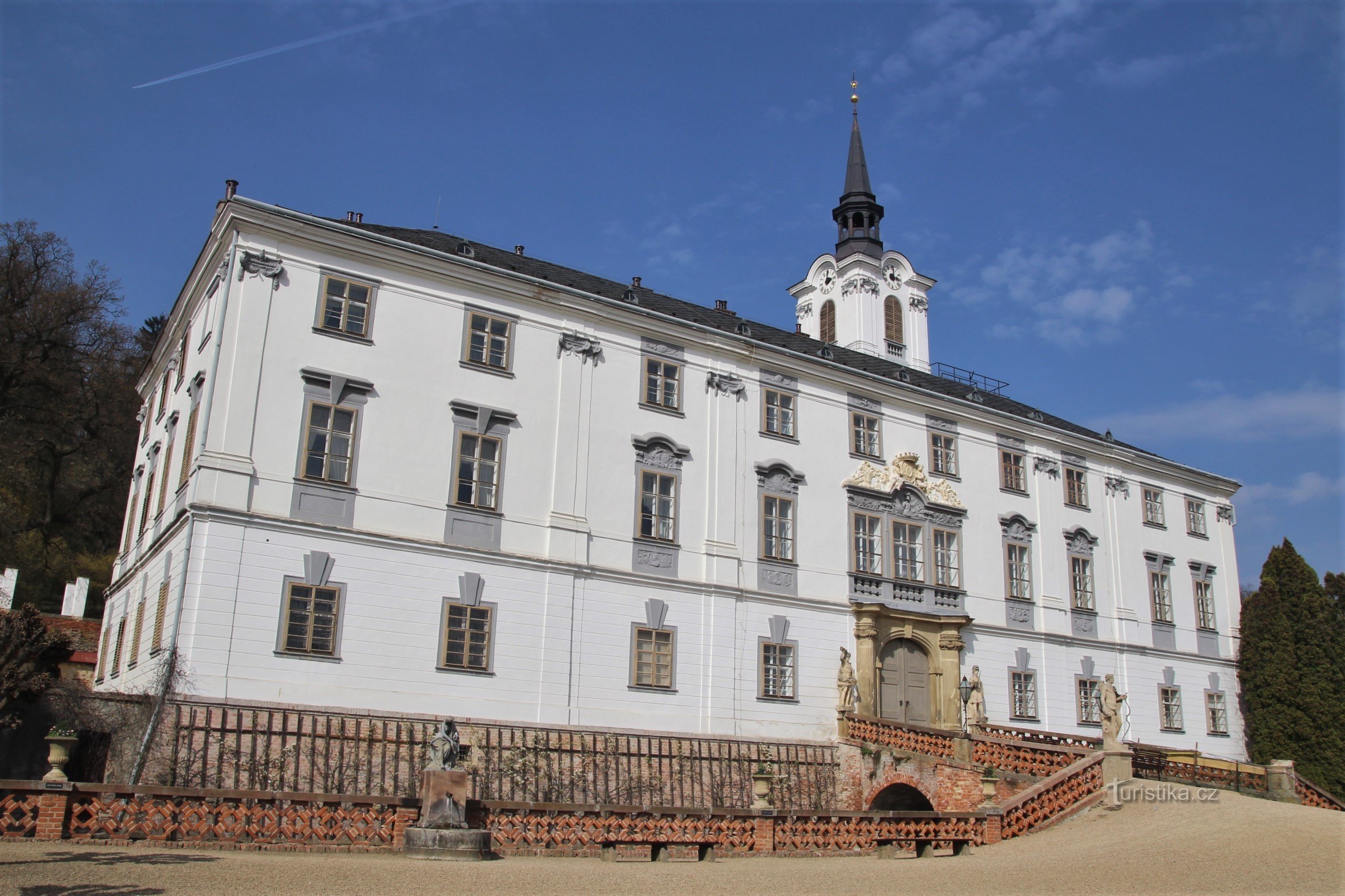 Dziedziniec wejściowy zamku Lysice