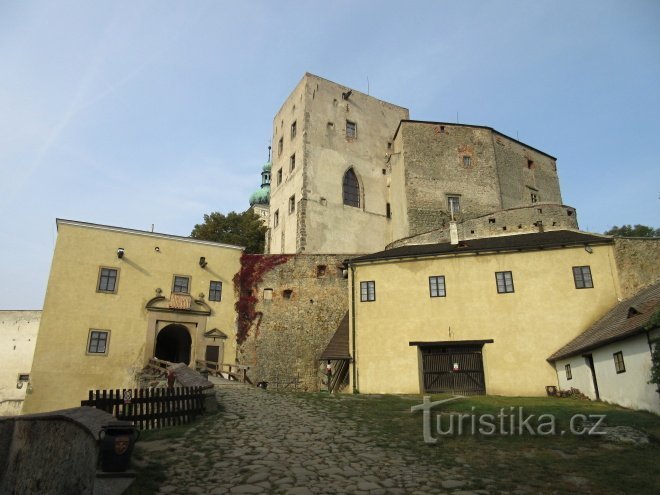 Cortile d'ingresso con vista sul castello