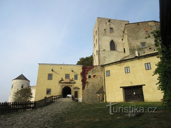 Cortile d'ingresso con vista sul castello