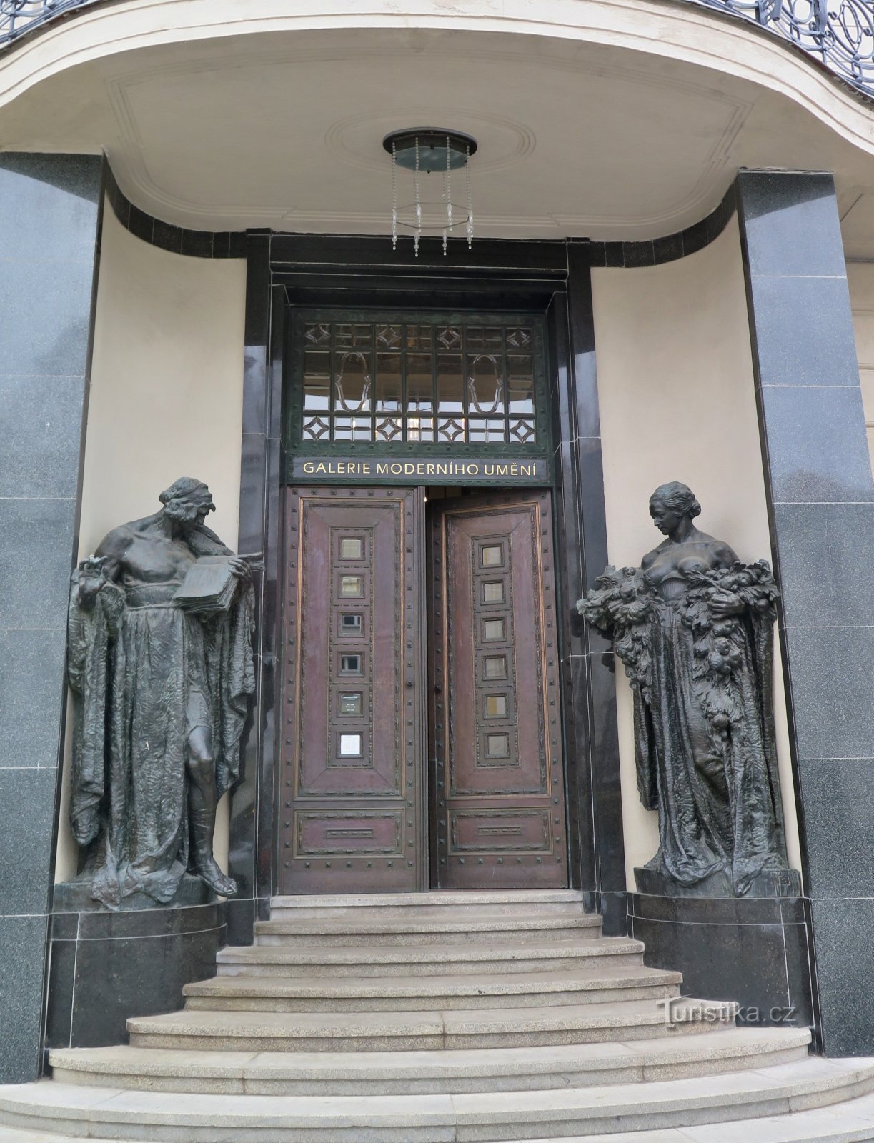 Eingangsskulpturen von Ladislav Šaloun