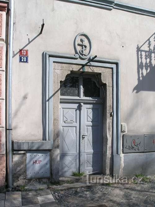 portal de entrada de la casa No. 13 con letrero de casa