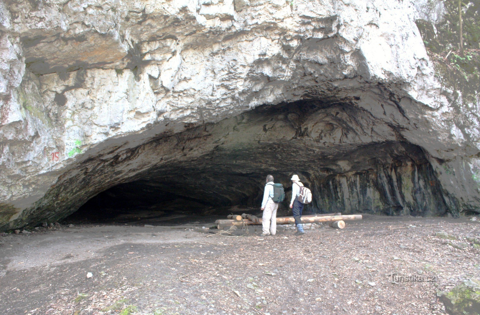 O portal de entrada da caverna Pekárny