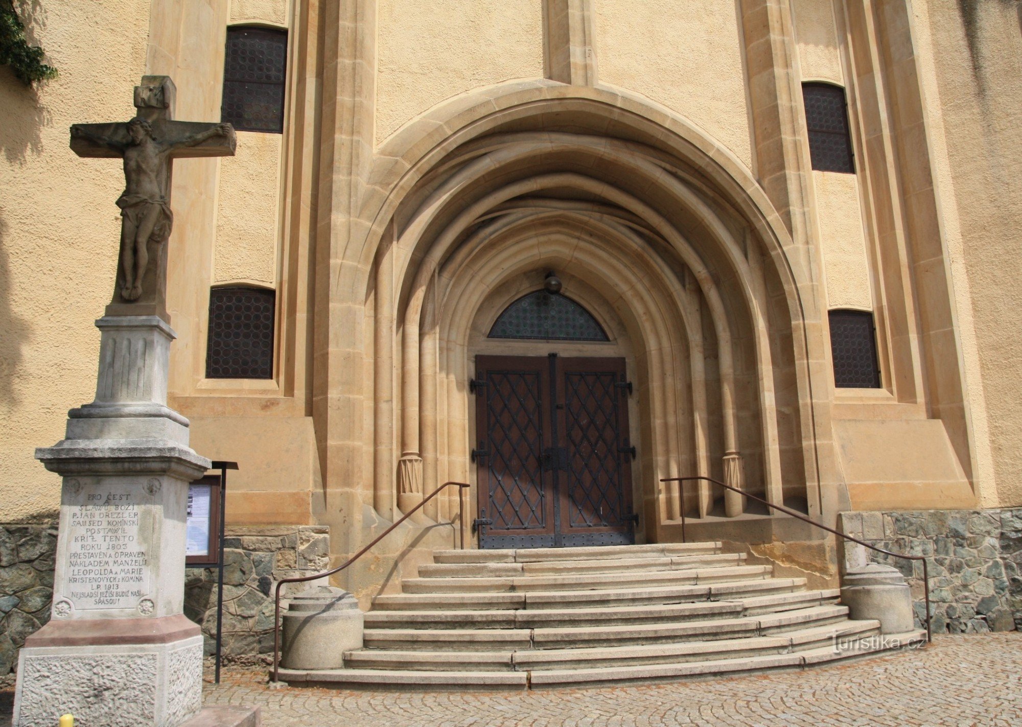 Portalul de intrare în biserică