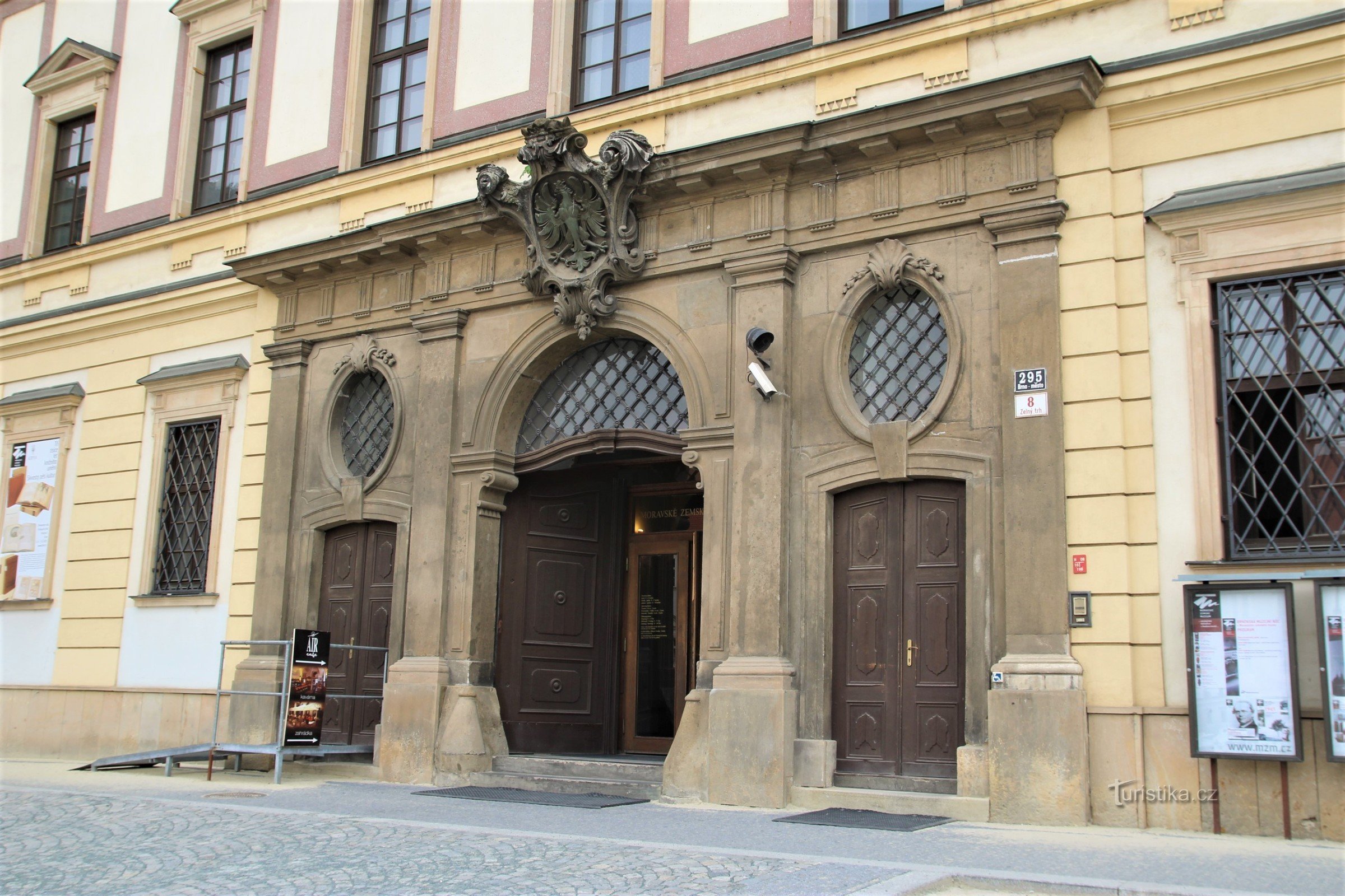 Portalul de intrare în palat
