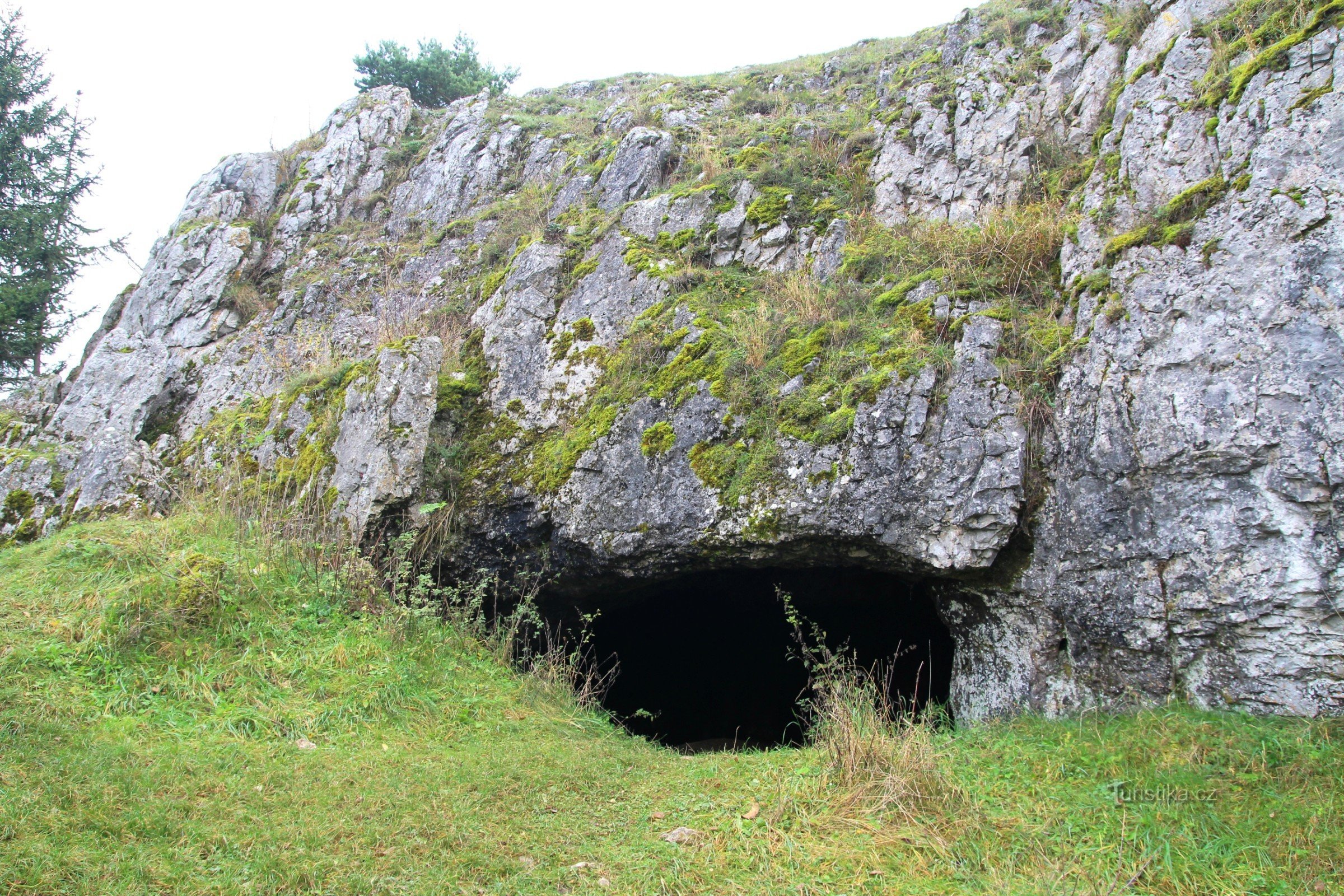 Вхідний портал печери смерті зі скельною стіною
