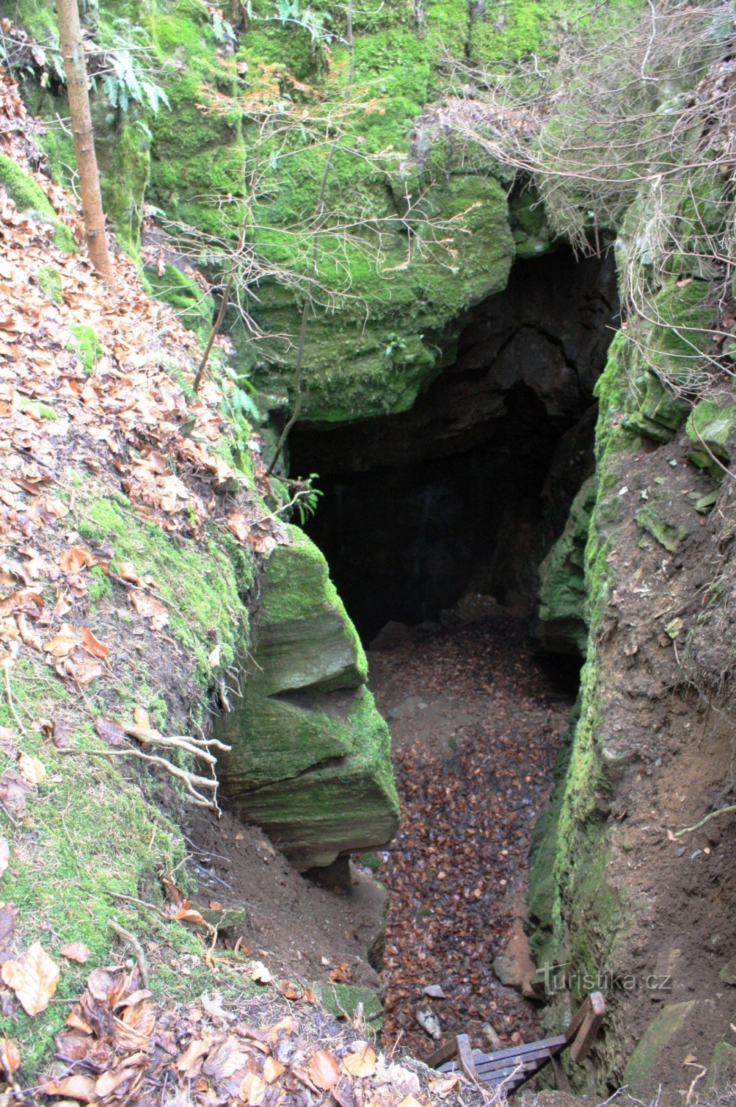 O abismo de entrada para a caverna Čtyřka